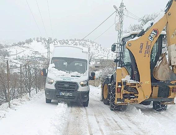 İL&Ccedil;ELERDE KARLA M&Uuml;CADELE &Ccedil;ALIŞMALARI ARALIKSIZ S&Uuml;R&Uuml;YOR