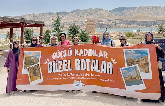 KADINLAR ŞEHRİN TARİHİ VE K&Uuml;LT&Uuml;REL DEĞERLERİNİ KEŞFEDİYOR