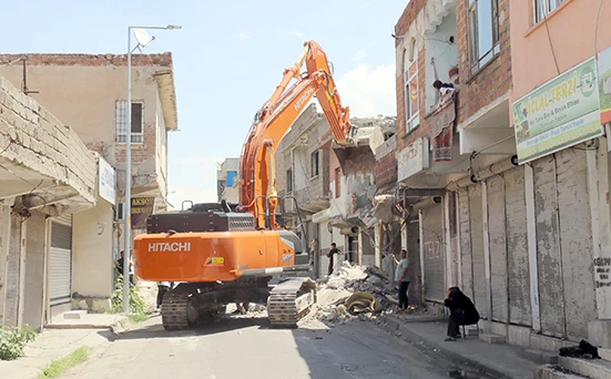 METRUK BİNALAR KONTROLL&Uuml; BİR ŞEKİLDE YIKILIYOR