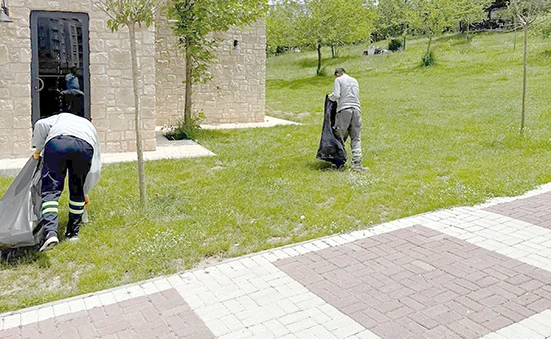 PARKLARDA TEMİZLİK EKİPLERİ SAHADAYDI