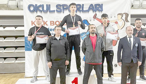 BATMANLI GENÇLER SİVAS’TA RİNGE DAMGA VURDU!