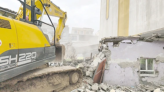 AYDINLIKEVLER’DEKİ METRUK YAPI YIKILDI