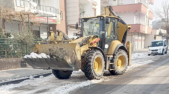 KAR TEMİZLEME VE TOPLAMA &Ccedil;ALIŞMALARI DEVAM EDİYOR