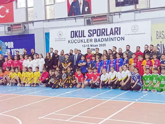 KÜÇÜK KIZLARIMIZ BADMİNTON’DA TÜRKİYE FİNALİNDE