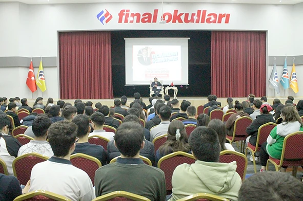 REKTÖR DEMİR, ÖĞRENCİLERE TECRÜBELERİNİ ANLATTI