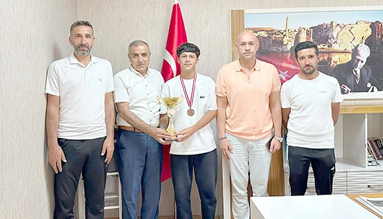 ŞAMPİYON ATLETTEN İL M&Uuml;D&Uuml;R&Uuml; &Ouml;ZPERK&rsquo;E ZİYARET