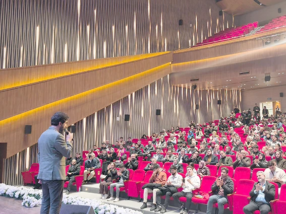 SERDAR TUNCER GEN&Ccedil;LERLE BULUŞTU