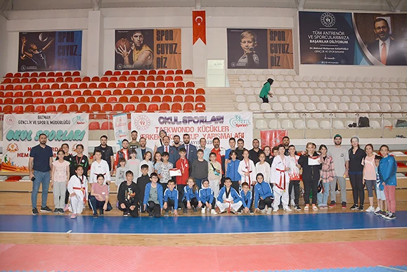 TAEKWONDO K&Uuml;&Ccedil;&Uuml;KLER GRUP M&Uuml;SABAKALARI SONA ERDİ