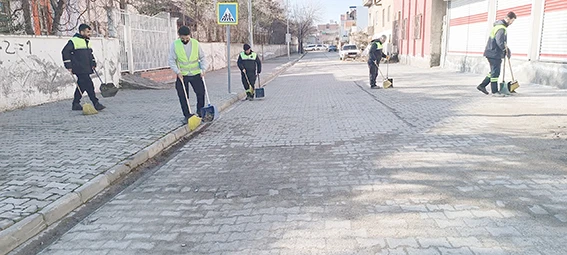 TEMİZLİK EKİPLERİ 3 MAHALLEYİ TEMİZLEDİ