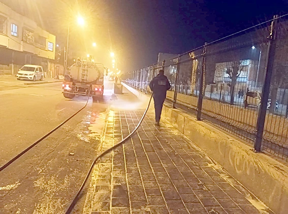 TEMİZLİK EKİPLERİ SAHADA DUR DURAK BİLMİYOR