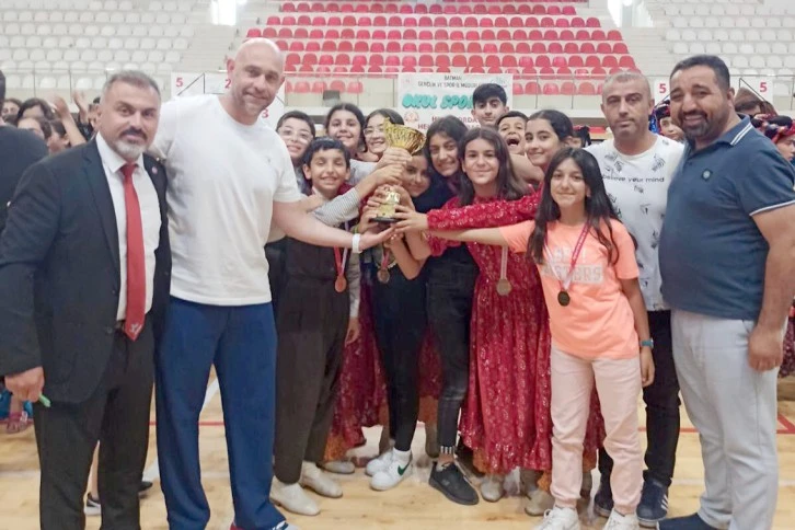 VALİ CANALP&rsquo;TAN FOLKLORCULARA M&Uuml;JDE