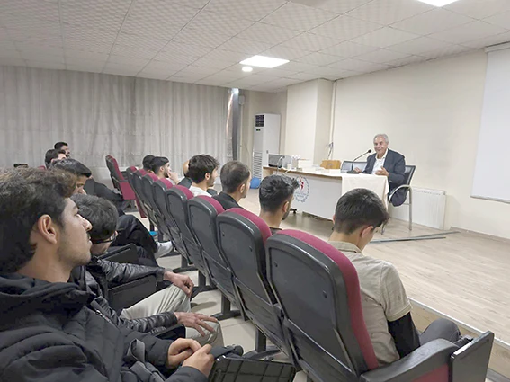 YAZAR KEMAL TARHAN, YURT &Ouml;ĞRENCİLERİYLE HASBİHAL ETTİ