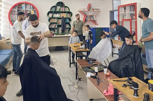 100 &Ouml;ĞRENCİYE &Uuml;CRETSİZ SA&Ccedil; KESİMİ YAPILDI