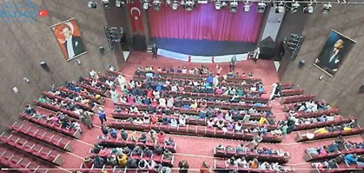 1200 &Ouml;ĞRENCİ TİYATRO İLE BULUŞTU