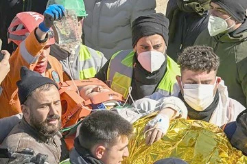 17 YAŞINDAKİ ALEYNA, 248. SAATTE ENKAZDAN SAĞ &Ccedil;IKARILDI