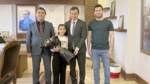 23 NİSAN&rsquo;DA MAKAM KOLTUĞU MİNİK &Ouml;ĞRENCİNİN