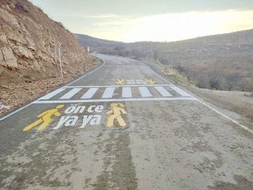 35 K&Ouml;YE TRAFİK İŞARETLERİ YAPILDI