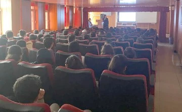 5 AKADEMİSYEN &Ouml;ĞRENCİLERLE BULUŞTU