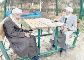 60 YILDIR ARKADAŞLIKLARI S&Uuml;R&Uuml;YOR