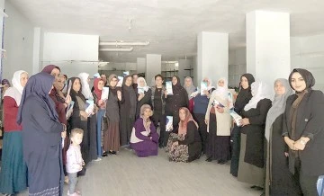 AK KADINLAR MAHALLE GEZİLERİNİ S&Uuml;RD&Uuml;R&Uuml;YOR