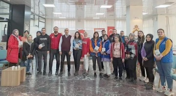 AKADEMİSYEN T&Uuml;RK, İMZA G&Uuml;N&Uuml; İ&Ccedil;İN GEN&Ccedil;LİK MERKEZİNDEYDİ