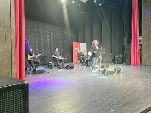 ALİCAN &Ouml;ZVEREN&rsquo;İN HALK KONSERİ B&Uuml;Y&Uuml;K İLGİ G&Ouml;RD&Uuml;