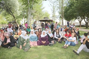 ANNELER G&Uuml;N&Uuml; K&Uuml;RT&Ccedil;E M&Uuml;ZİK DİNLETİSİ İLE KUTLANDI