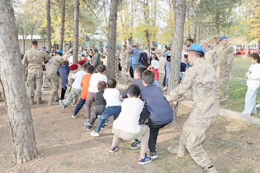 ARA TATİLDE MİNİK KALPLER JANDARMA İLE RENKLİ BİR GÜN GEÇİRDİ