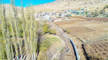 ARDI&Ccedil;LI K&Ouml;Y&Uuml;NE TAŞ DUVAR İNŞA EDİLDİ