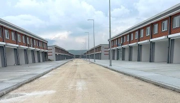 ASFALTLANMAYAN YOL ESNAFI ENGELLİYOR