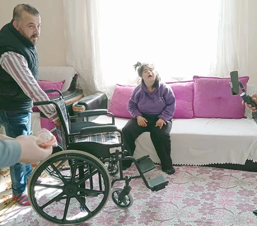 AYŞE&rsquo;YE TEKERLEKLİ SANDALYE DESTEĞİ
