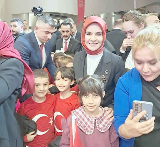 AZRA'YA &Ouml;D&Uuml;L&Uuml;N&Uuml; İKİ BAKAN TAKDİM ETTİ!