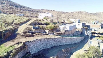 BAĞLICA K&Ouml;Y&Uuml;NE İSTİNAT DUVARI &Ouml;R&Uuml;LD&Uuml;