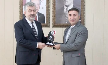 BAKAN YARDIMCISI D&Ouml;NMEZ&rsquo;DEN REKT&Ouml;R DEMİR&rsquo;E ZİYARET