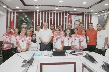 BAŞARILI SPORCULARDAN VALİ CANALP&rsquo;A ZİYARET