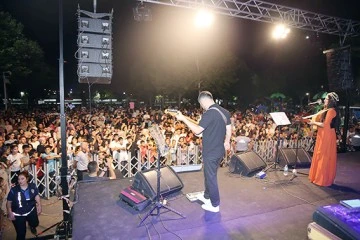 BATMAN KONSERİNDE HALK K&Uuml;RT&Ccedil;E ŞARKILARLA COŞTU&nbsp;