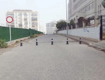 BATMAN VALİLİĞİ, OKUL SOKAĞI ARA&Ccedil; TRAFİĞİNE KAPATTI