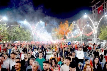 BAYRAK Y&Uuml;R&Uuml;Y&Uuml;Ş&Uuml;NE BİNLERCE VATANDAŞ KATILDI