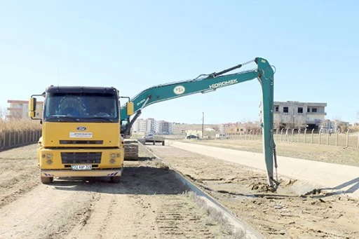 BELEDİYE&rsquo;DEN DSİ KANAL TEMİZLİĞİ