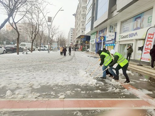 BELEDİYE EKİPLERİ SAHADA DUR DURAK YOK