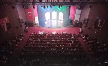 BELEDİYE TİYATRO G&Ouml;STERİMİ İLE KAPILARINI MİNİKLERE A&Ccedil;TI