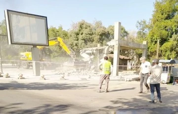 BELEDİYE, WC BİNASINI YIKTI