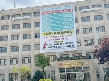 BELEDİYENİN BOR&Ccedil;LARI DEV AFİŞE ASILDI