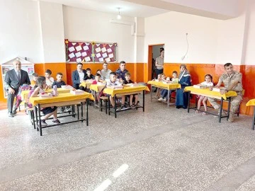 BEŞİRİ KAYMAKAMI, &Ouml;ĞRENCİLERİN SEVİNCİNE ORTAK OLDU