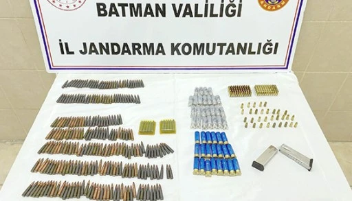 BİNLERCE KA&Ccedil;AK &Uuml;R&Uuml;N VE SİLAH ELE GE&Ccedil;İRİLDİ