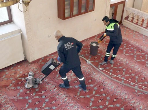 CAMİLER G&Uuml;L SUYU KOKULU DEZENFEKTAN İLE TEMİZLENDİ