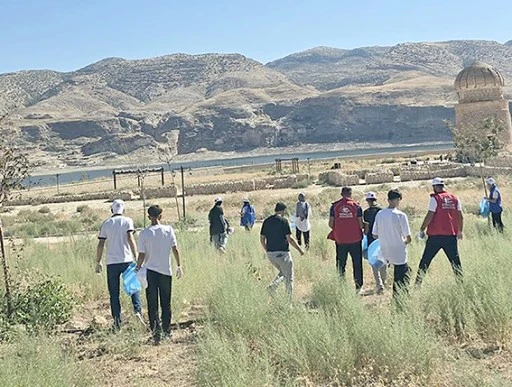 &Ccedil;EVRECİ GEN&Ccedil;LİK HASANKEYF&rsquo;İ TEMİZLEDİ