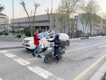 CHP&rsquo;LİLER İFTAR VAKTİNDE HURMA VE SU DAĞITTI