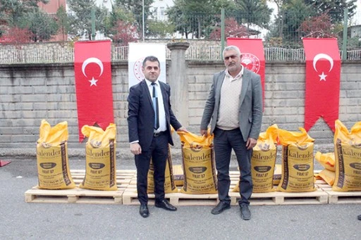 &Ccedil;İFT&Ccedil;İLERE KIRMIZI MERCİMEK TOHUMU DAĞITILDI