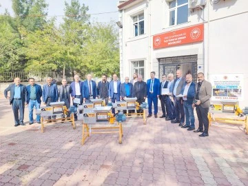 &Ccedil;İFT&Ccedil;İLERE &Uuml;Z&Uuml;M SIKMA MAKİNESİ DAĞITILDI